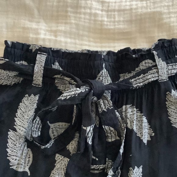 H&M Feather Print Skirt Size 2 - Picture 3 of 4